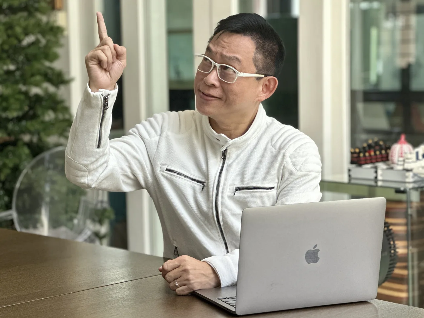 Coach Chinkee Tan pointing up with 14 Days, 14 Milestones badge